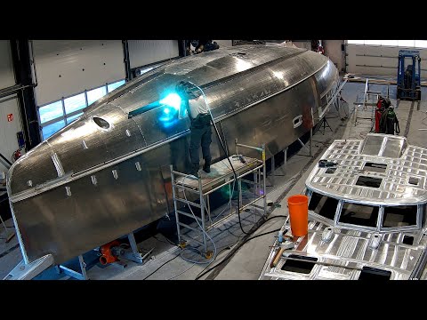 Видео: Строительство алюминиевого парусника, часть 4 — Как формируются листы корпуса | EP 222