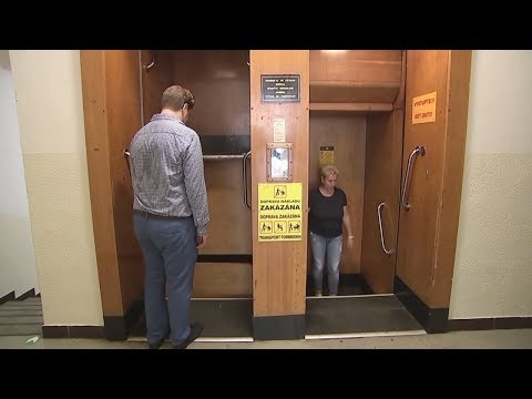 Видео: Непрерывно движущийся лифт-патерностер до сих пор работает в Праге (новости)