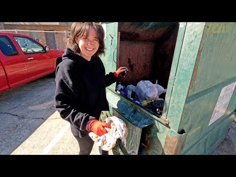 Видео: Покопавшись в мусорном контейнере, мы нашли чистящие средства, бытовую технику и много детской од...