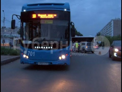 Видео: Стажер за рулем городского автобуса попал в ДТП в Хабаровске. Mestoprotv