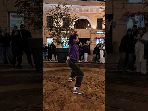 Видео: ТАНЦОР САША ТАНЦУЕТ
