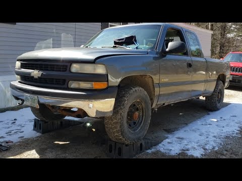 Видео: Как заменить датчик положения коленчатого вала на Chevrolet Silverado 99-06 годов выпуска