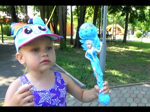 Видео: Алиса гуляет в Парке Холодное Сердце Эльза кукла Alice walks in the Park Frozen Elsa doll