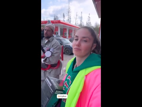 Видео: Агата Муцениеце и Иван Чуйков отдыхают на даче всей семьёй.