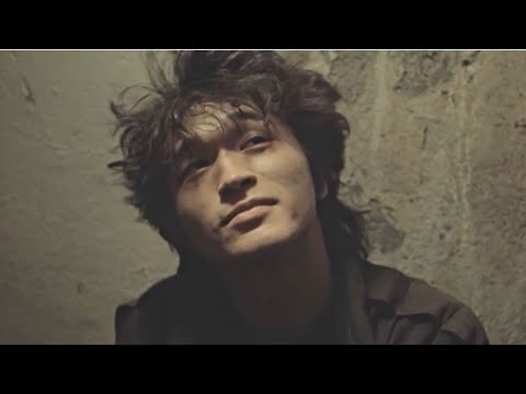 Видео: Виктор Цой - Одни сидят на трубах, а другим нужны деньги