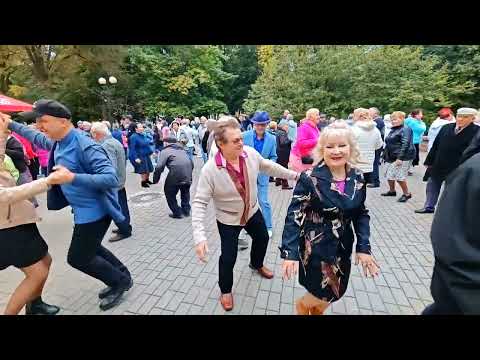 Видео: 4.10.25г... "100 Пудов"... Златослава... звучит на Танцполе в Гомельском парке... 