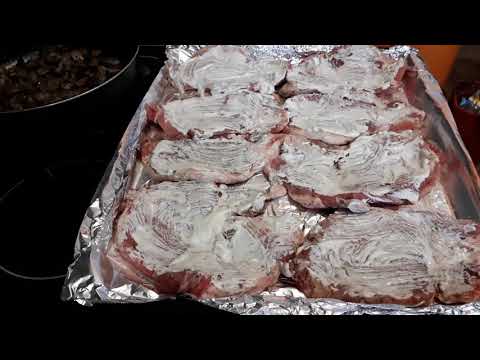 Видео: Вкусное мясо с грибами в духовке