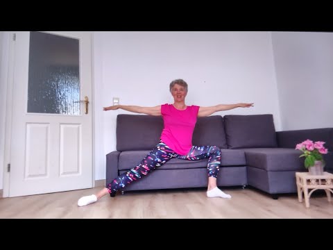 Видео: Йога без возраста.  Упражнения на диване для плеч и спины. 50+  60+