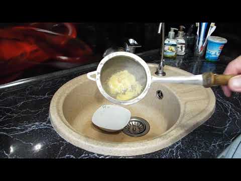 Видео: Кормление рыб икрой мойвы