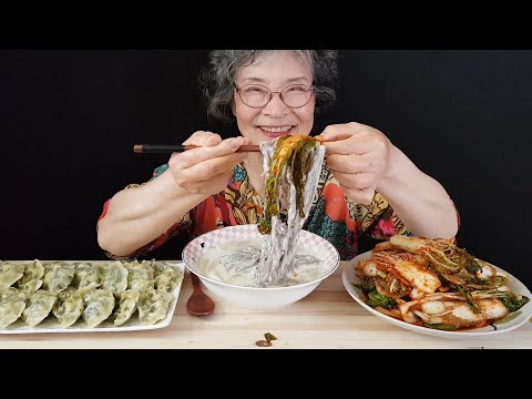 Видео: Cool bean noodle mukbang, пельмени с яичным чесноком, Eolgaleojoljjil
