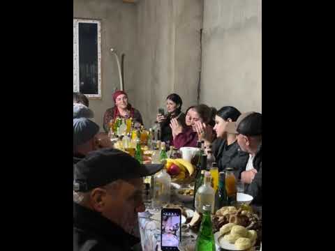 Видео: Даргинская песня под гармошку в приятной компании близких. Самира Омарова поет живняк.