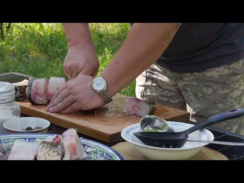 Видео: Уха из амура и карпа на костре в казане по рецепту Кулинар Кавказа. Fish soup from Amur and carp.