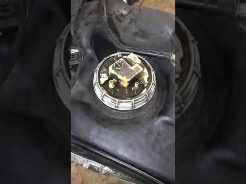 Видео: Снятие топливного бака и чистка насоса Опель Мерива Б 2011г.в. 1,3cdti.