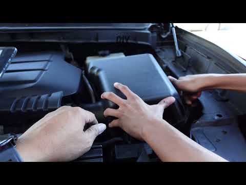 Видео: Как заменить фильтр двигателя на Nissan Titan
