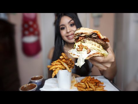 Видео: Чизбургер FIVE GUYS с беконом и картофелем фри по-каджунски. Шоу с едой Mukbang! / Смотрите, как ...