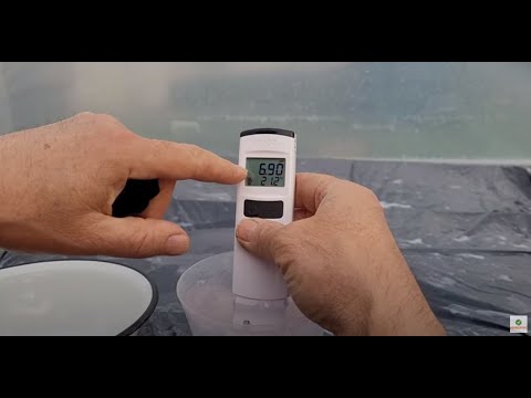 Видео: Определяем рН и электропроводность поливного раствора. Поливаем рассаду перца и арбуза.