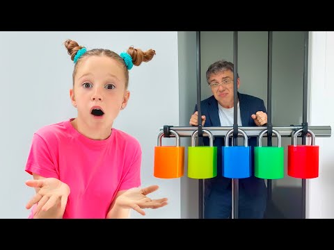 Видео: Настя и Эвелин спасают учителя