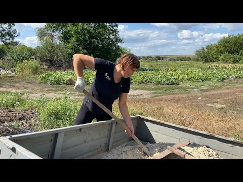 Видео: Продовжую робити загородку для курей , копати та битонірувати стовпчики