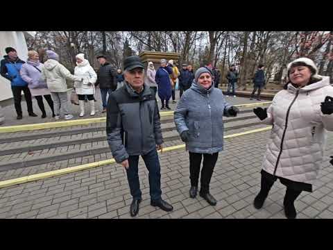 Видео: 10.11.24г..."Заметает Зима, Заметает"... звучит на танцполе в Гомельском парке...