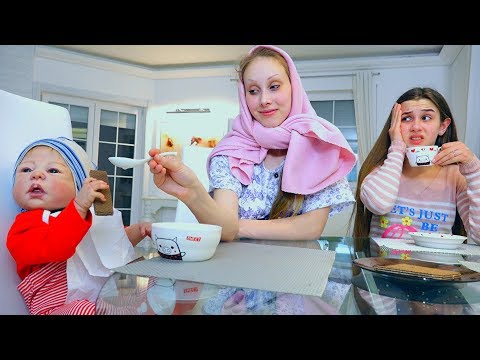 Видео: КАПА КАК МАМА!! ИГРАЕТ В КУКЛЫ