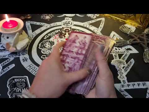 Видео: СКУЧАЕТ ЛИ ОН ПО ТЕБЕ? Гадание онлайн на Таро.