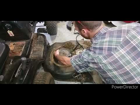 Видео: как заменить ремень газонокосилки на самоходной газонокосилке Craftsman LT2000