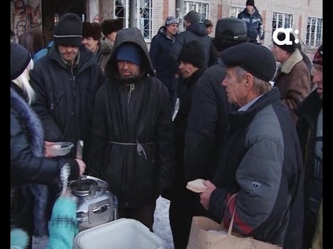 Видео: Волонтеры кормят бездомных на проходной заброшенного завода. Новости Афонтово