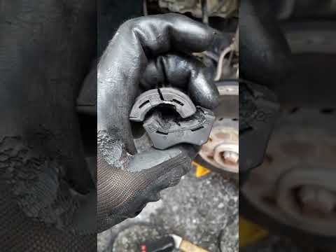 Видео: Замена втулок стабилизатора приклееных к стабилизатору Nissan Terrano / Renault Duster 2017