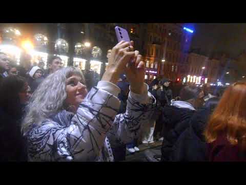 Видео: Уличные музыканты Питер Глеб Васильев и Сева на Невском 2 ноября ч1 - Беспечный ангел в окне