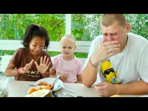 Видео: Алиса с подружкой ПОИ пробуют Тайские ФРУКТЫ !!!