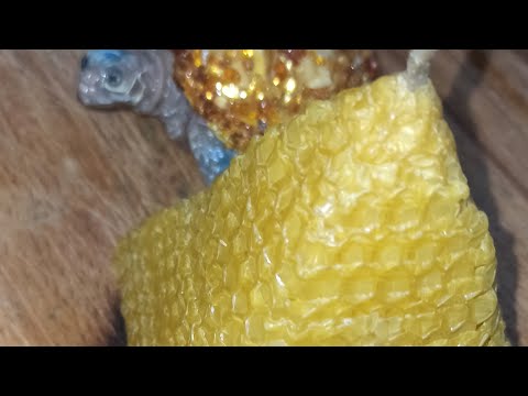 Видео: Свеча из вощины "Пирамида"🔼