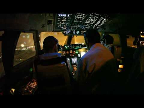 Видео: Посадка Ил-96 в Шереметьево / Ilyushin Il-96 Landing at UUEE (Cockpit view)