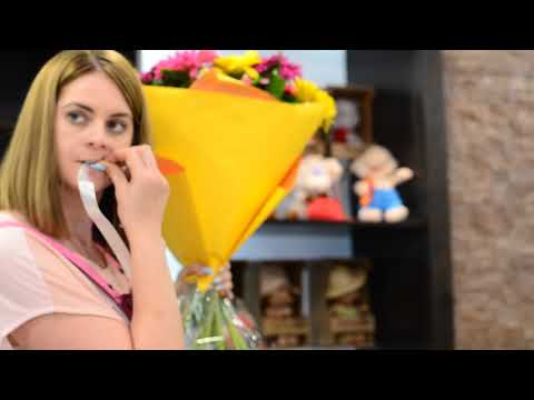 Видео: Оформляем моно букет из гербер часть 2