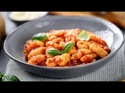 Видео: Картофельные ньокки в томатном соусе! Очень необычное приготовление картофеля. Potato Gnocchi