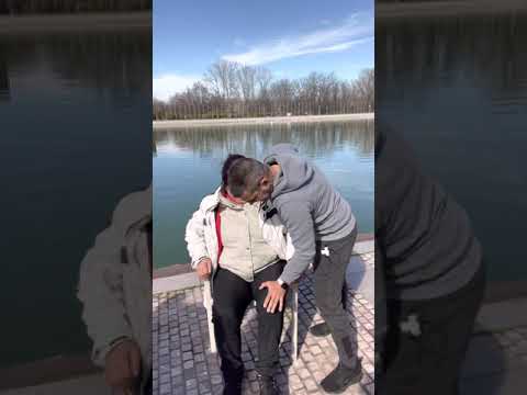 Видео: Болка в двете колена при ходене!