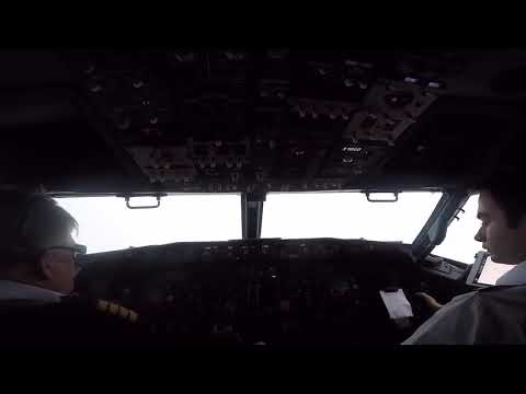 Видео: Вот так вырастают крылья!   (первая посадка  стажера при ограниченной погоде)