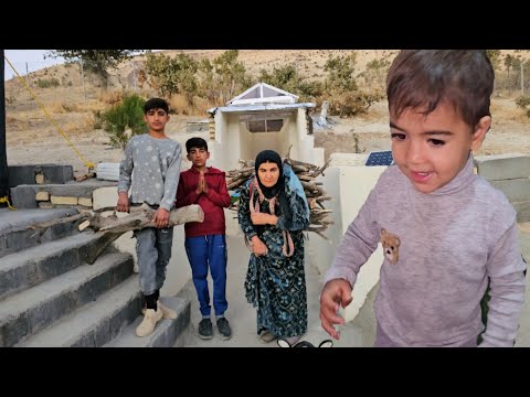 Видео: Как кочевая семья справляется с зимней заготовкой дров?