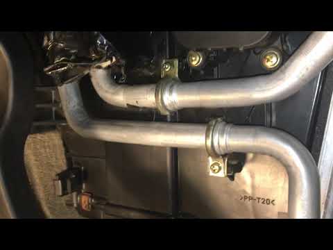 Видео: Rover 75. Установка нового радиатора отопителя. Проблема стягивания трубок.