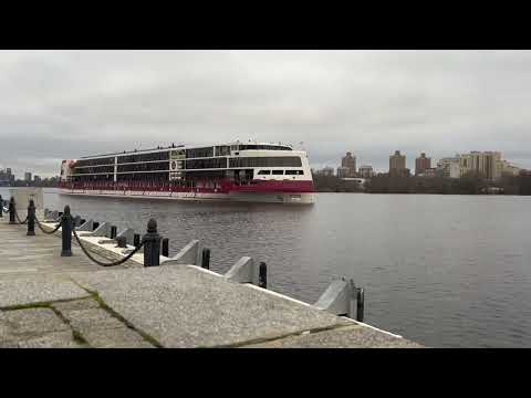 Видео: Отправление теплоходов Мустай Карим и Лебединое Озеро из Москвы/Завершение навигации-2025/10.11.2025