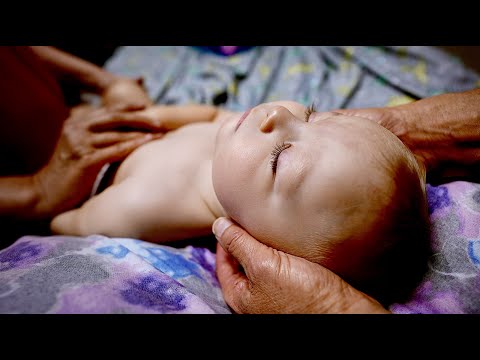 Видео: САМЫЙ РАССЛАБЛЕННЫЙ МАЛЫШ В МИРЕ! (Массаж всего тела для лечения кривошеи) | Доктор Пол