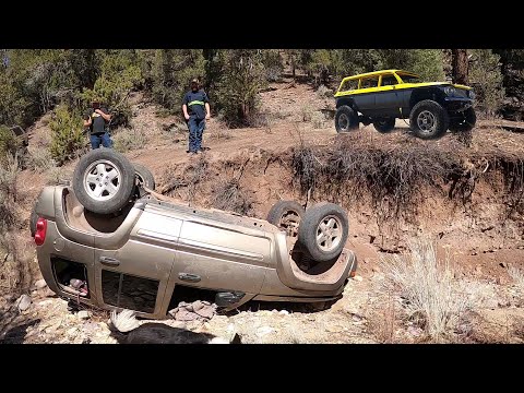 Видео: Jeep Liberty перевернулся на 100 милях в глуши