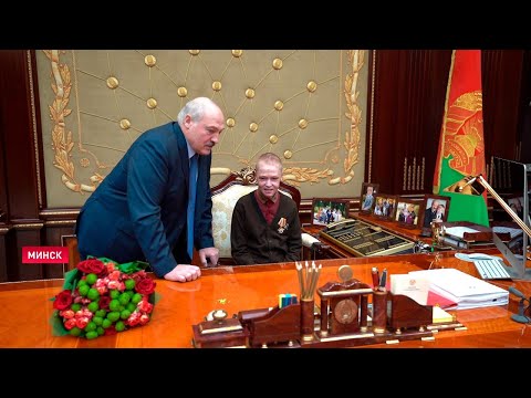 Видео: Лукашенко: В кабинете у меня две вещи очень важные! // Экскурсия от Президента