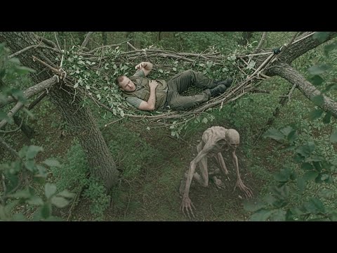 Видео: Реалити-шоу на выживание, превращается в ужас, когда за героем начинает гоняться странное существо