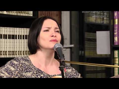 Видео: Юлия Зиганшина: "Вот бреду я вдоль большой дороги..."