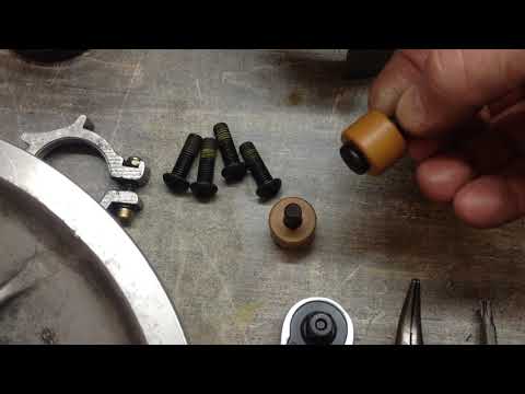 Видео: Замена роликов ведомого вариатира снегохода БРП.