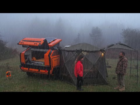 Видео: КЕМПИНГ С ЖЕЛЕЗНОДОРОЖНЫМ КАРАВАНОМ В ливень