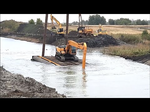 Видео: Экскаваторы копают реку. Плавающий экскаватор.