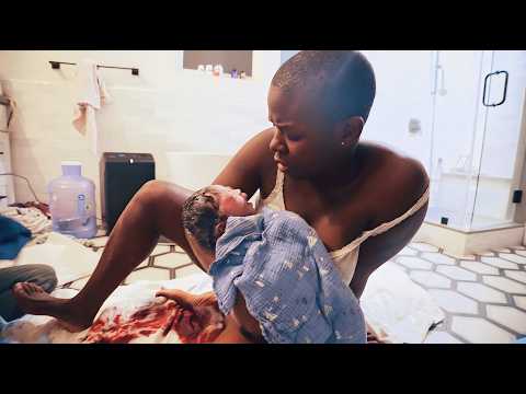 Видео: она просыпается в 3 часа ночи от естественных ДОМАШНИХ РОДОВ ребенка №9 без применения лекарств