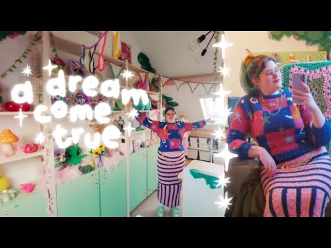 Видео: Экскурсия по художественной студии, посвященной мху: от темного маленького чердака до студии мечты