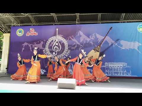 Видео: Құрбылар биі. Дәрібаевтар өнер мектебі.